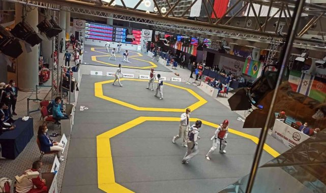 Burhaniyeli kadın antrenörün madalya sevinci