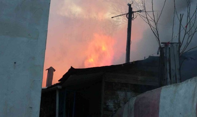 Bursa'da 2 ev alevlere teslim oldu...Kış ortasında evsiz kaldılar