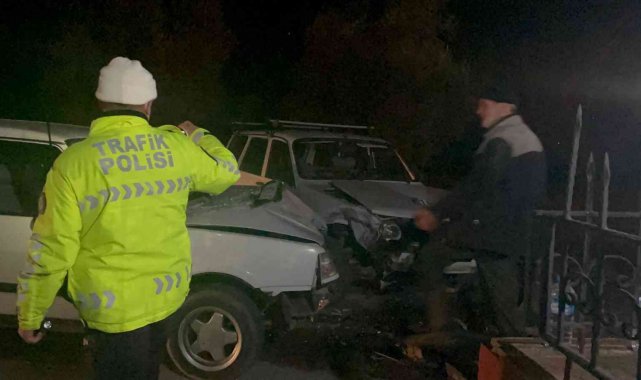 Bursa'da 2 otomobil kafa kafaya çarpıştı: 3 yaralı