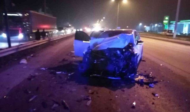 Bursa'da araç kırmızı ışıkta bekleyen otomobile çarptı: 6 yaralı