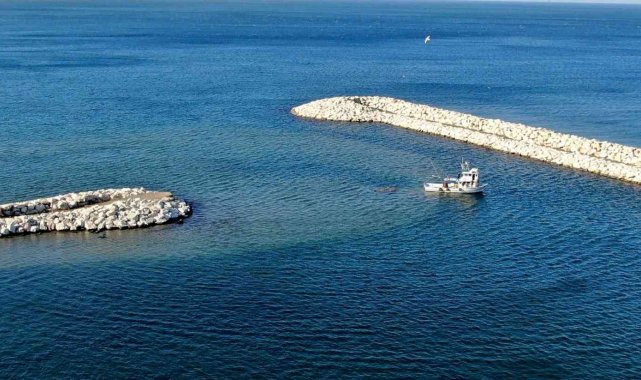 Bursa&#039;da balıkçı barınağının girişi kumla doldu, balıkçılar mağdur oldu