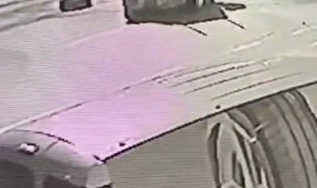 Bursa&#039;da çöp konteynerini çek çek arabaya koyarak çaldılar