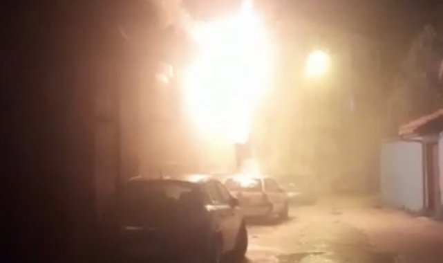 Bursa'da ev alev alev yandı, mahalleli ayağa kalktı