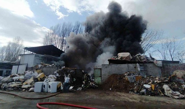 Bursa'da hurda deposu alev aldı, dumanlar gökyüzünü kapladı
