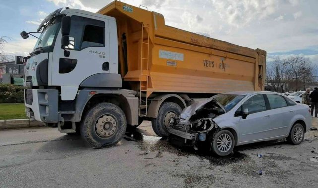 Bursa'da kamyon ile otomobilin çarpışma anı kamerada