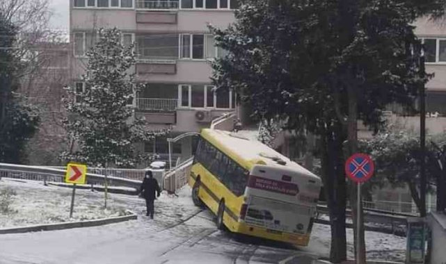 Bursa&#039;da kara hazırlıksız yakalanan belediye otobüsü bariyere saplandı