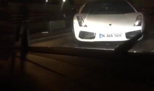 Bursa&#039;da lüks otomobil kayganlaşan yolda kontrolden çıktı, bariyerlere çarptı