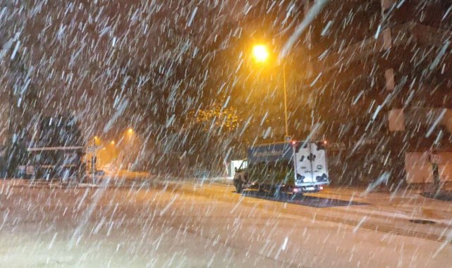 Bursa&#039;da &quot;kar çilesi&quot;, araçlar yolda kaldı