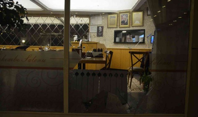 Büyükçekmece'de alkollü sürücü restorana daldı, ortalık savaş alanına karıştı