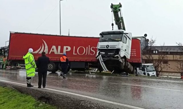 Büyükçekmece'de tır yan yola uçtu: 1 yaralı