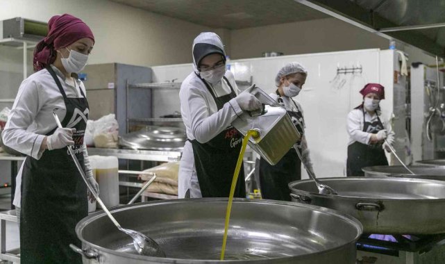 Büyükşehir Belediyesi, zeytinleri zeytinyağına dönüştürdü, aşhanede kullanmaya başladı