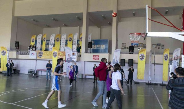 Büyükşehir Belediyesinin basketbolcuları, genç yeteneklerle buluştu
