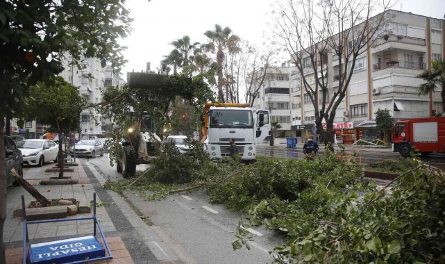 Büyükşehir, fırtına sebebiyle kent genelinde teyakkuza geçti