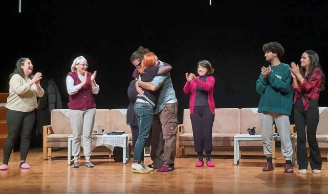 Büyükşehir Tiyatrocuları İstanbul'da sahne aldı