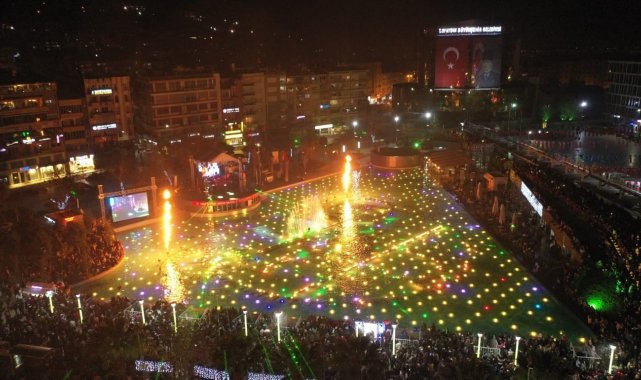 Büyükşehir'in yeni yıl kutlaması binlerce kişinin katılımı ile devam ediyor