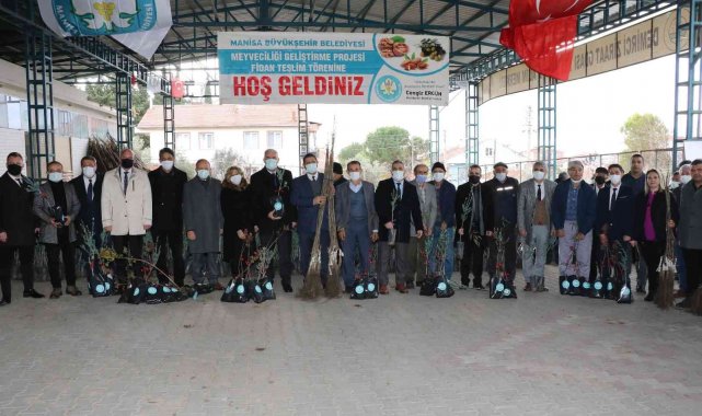 Büyükşehirden, Demirci'de meyve üretimine destek