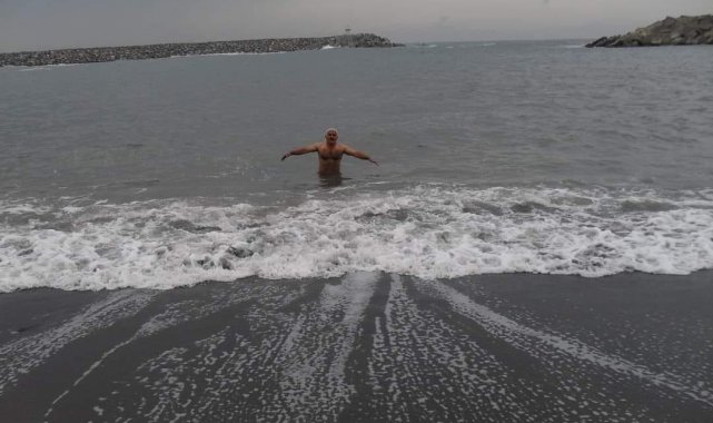 Buz Adam 7 derecede denize girdi