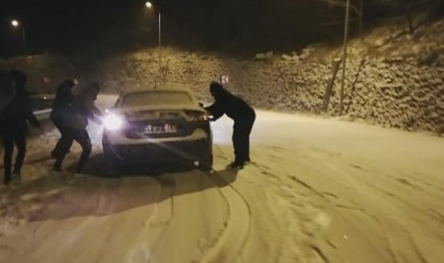 Buz pistine dönen karlı yolda sürücüler zor anlar yaşadı