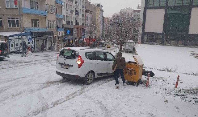 Buz pistine dönen yoldaki kazalar anbean kaydedildi
