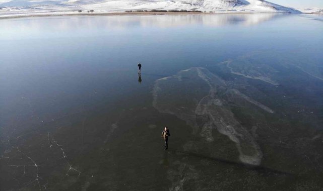 Buz tutan Çıldır Gölü'nde 'vals'