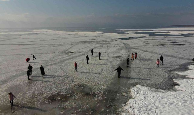Buz tutan gölde tehlikeye rağmen yürüyüp bisiklet sürdüler