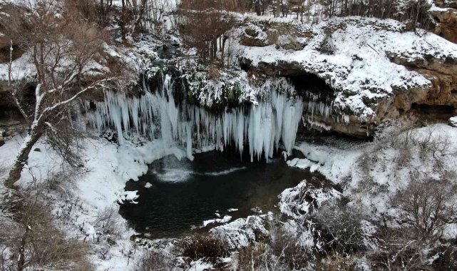 Buz tutan şelalede metrelerce sarkıtlar oluştu