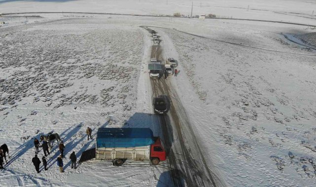 Buz tutan yollar sürücülere çile oldu