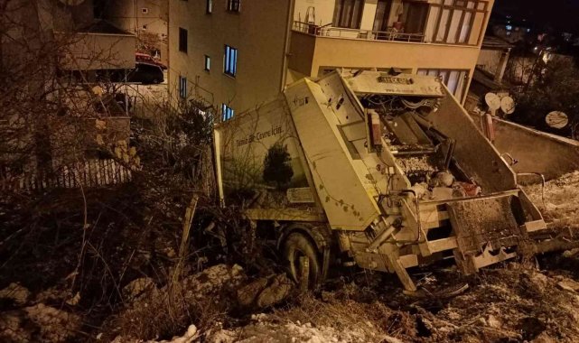Buzda kayan çöp kamyonu az kalsın evlerin içine girecekti
