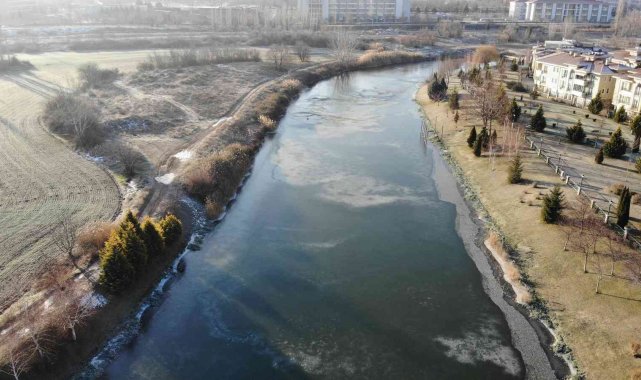 Buzla kaplanan Porsuk Çayı havadan görüntülendi