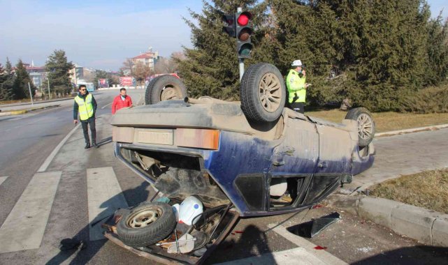 Buzlanan yolda takla attı: 1 yaralı