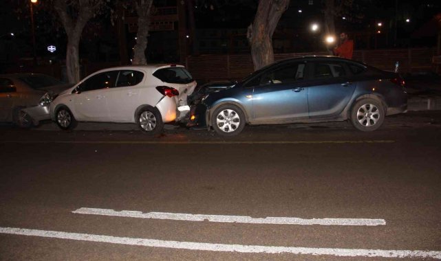 Buzlanan yolda zincirleme trafik kazası, 4 araca çarparak durabildi