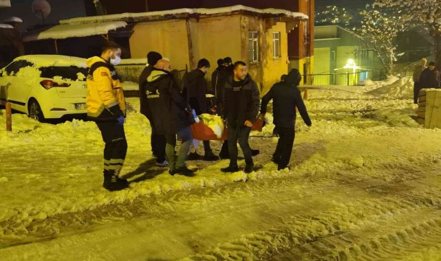 Buzlu zeminde hastayı taşımak için seferber oldular