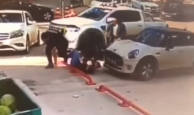 Caddede karşılaşan husumetlilerin silahlı kavgası kamerada