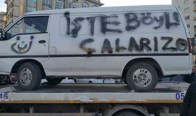 Çaldıkları aracın üzerine "İşte böyle çalarız" yazıp kaçan hırsızlar yakalandı