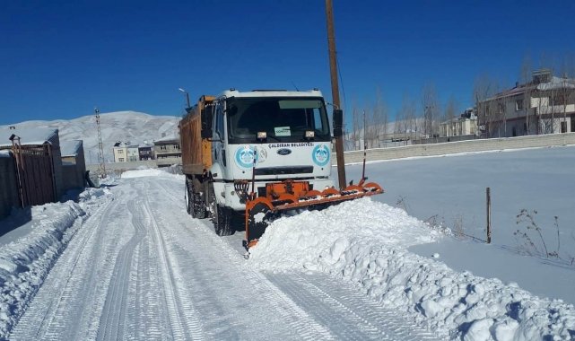 Çaldıran'da karla mücadele çalışmaları devan ediyor