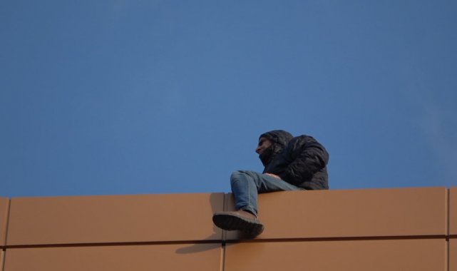 Çalıştığı 8 katlı inşaatın çatısına çıkan bekçi korku dolu anlar yaşattı