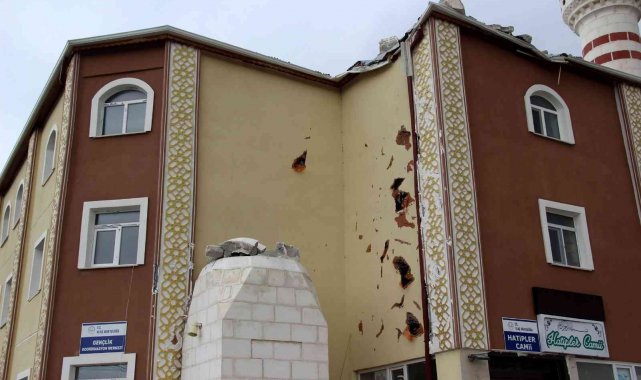 Caminin minaresi kuvvetli rüzgara dayanamadı