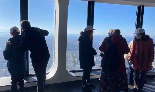 Çamlıca Kulesi'nden görmeden İstanbul'u dinledi