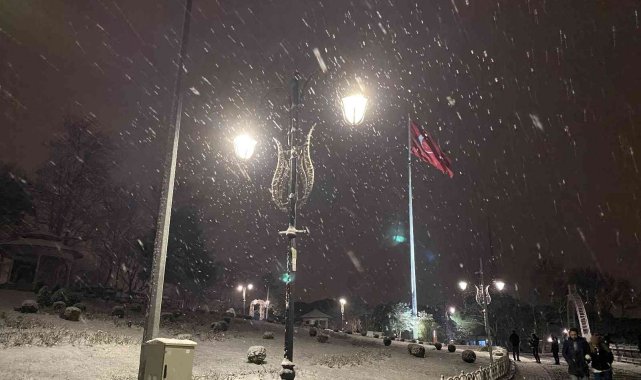 Çamlıca Tepesi beyaza büründü, ortaya kartpostallık görüntüler çıktı