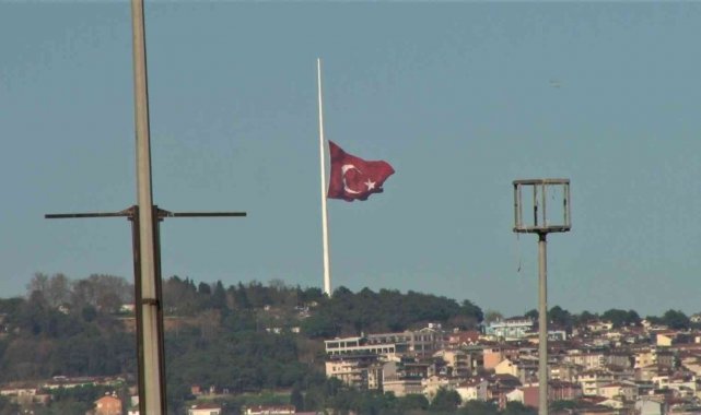 Çamlıca Tepesinden uçan Türk Bayrağı yeniden göndere çekildi