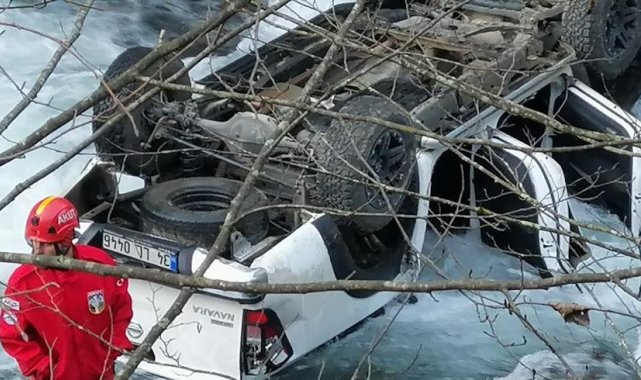 Çamlıhemşin'de kamyonet dereye uçtu: 1 ölü, 4 yaralı