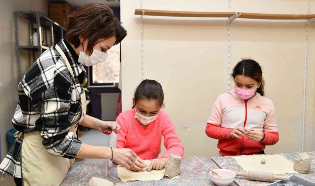 Çamur minik ellerde şekilleniyor