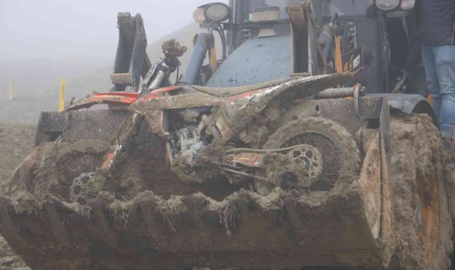 Çamura saplanan motosikletler kepçeyle pistten çıkarıldı