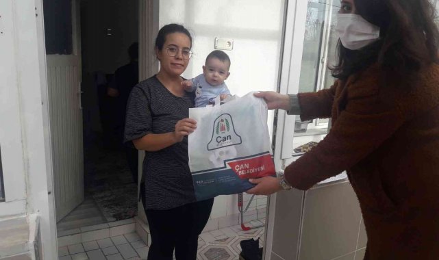 Çan Belediyesi yeni bebek sahibi olan ailelerin sevincine ortak oluyor
