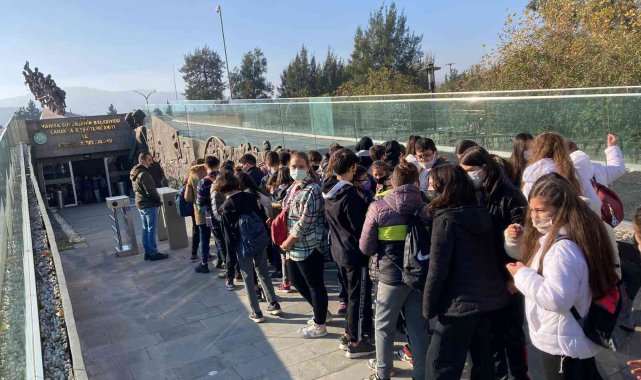 Çanakkale Şehitleri Anıtı yüzlerce öğrenciyi ağırladı