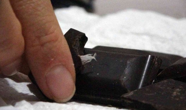Çanakkale'de ısırdığı çikolatanın içerisinden poşet çıktı