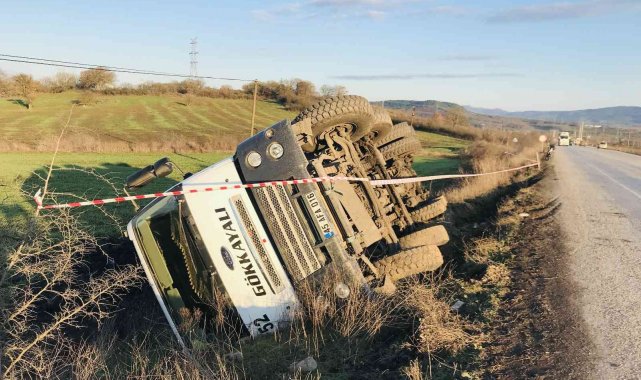 Çanakkale'de kömür yüklü kamyon devrildi