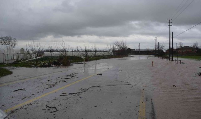 Çanakkale'de şiddetli yağış sebebiyle seraları su bastı