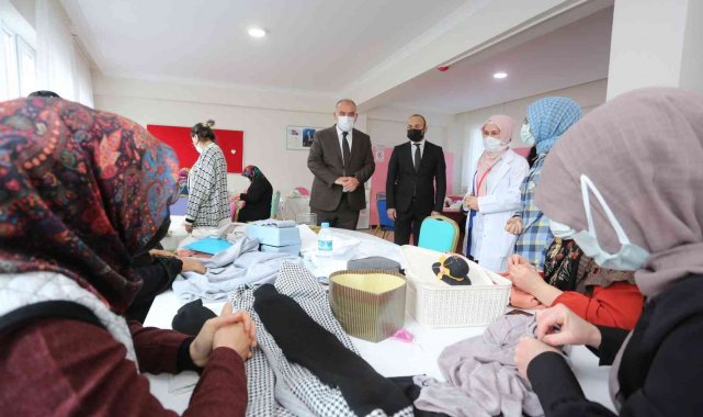 Canikli kadınlar, öğrenciler için 500 atkı ve bere örecek