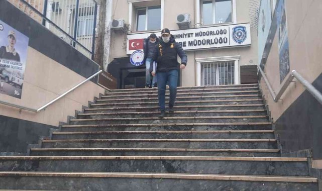 Çarşafla evden çıkarttıkları kasayı, çöp konteynırıyla götüren hırsızlar kamerada